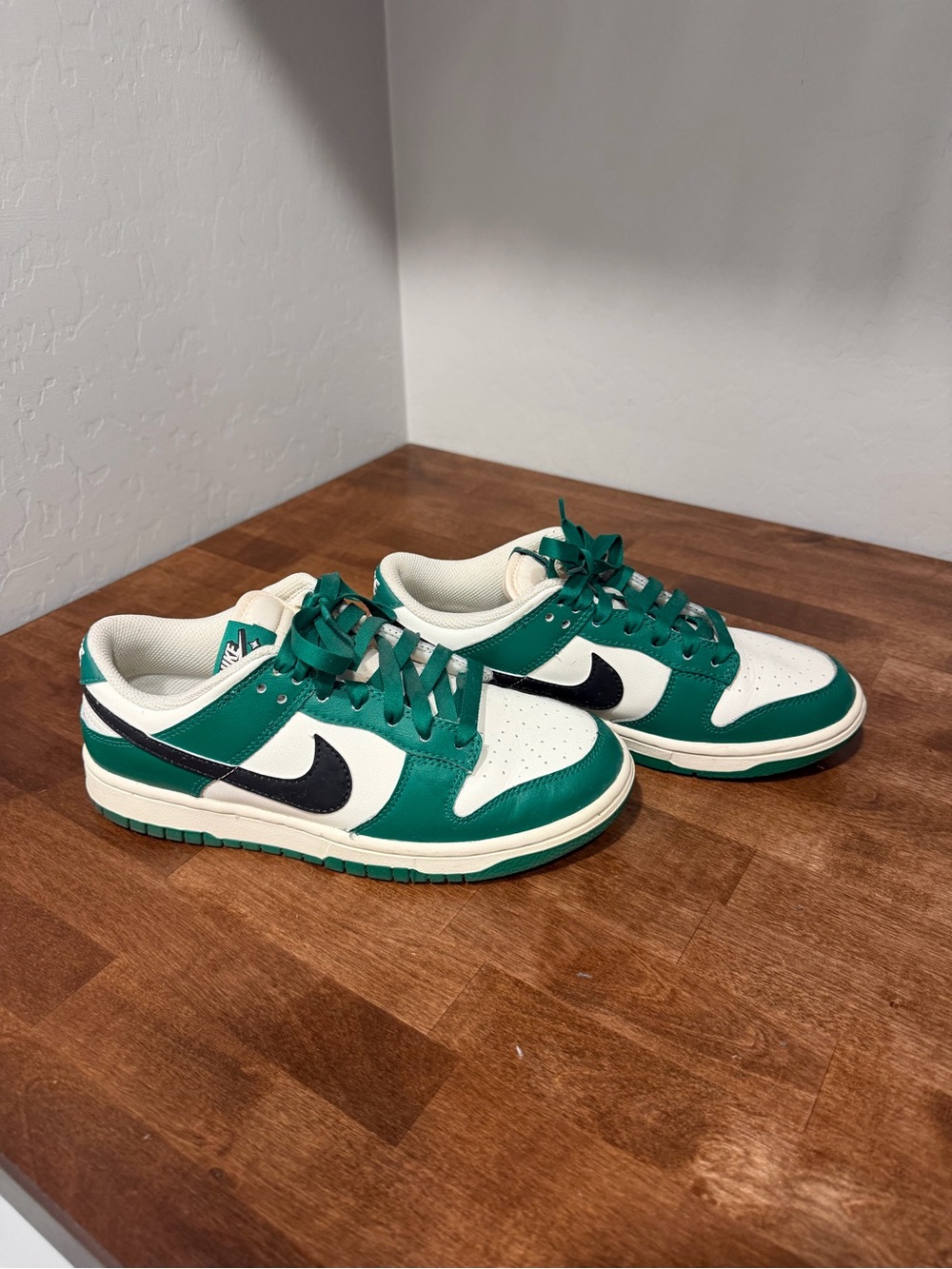 Nike Dunk Low-Top Sneakers in Green/White (6 M/ 8 W)